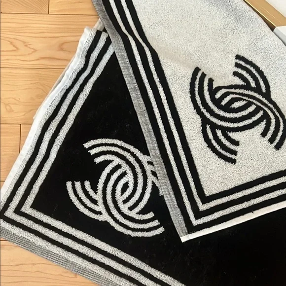 CHANEL Tennis Set with Black and White Accents - Picture 5 of 8